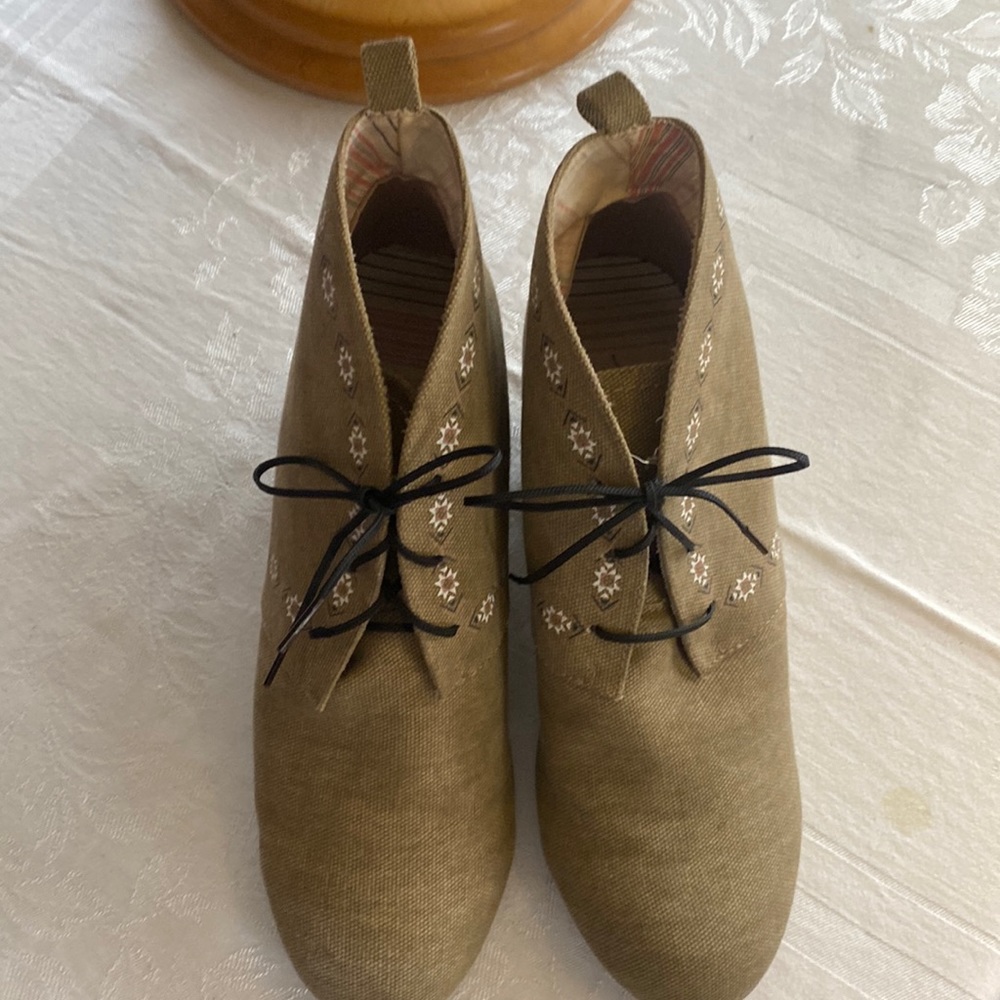 Linen-look Wedge Boots w/ Aztec Design Sz 9-1/2